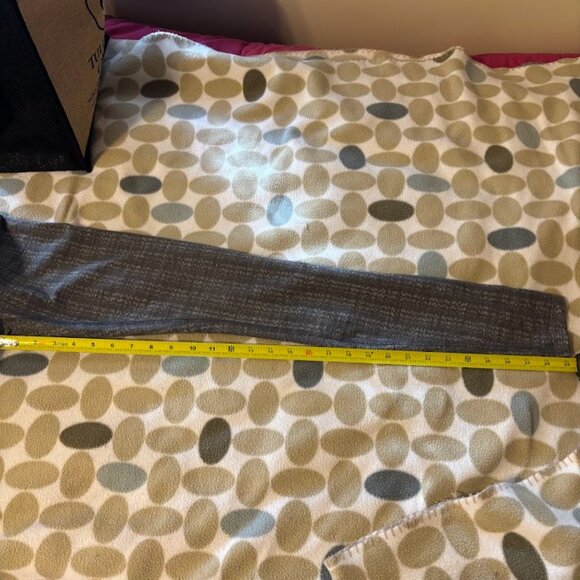 Lululemon gray & black 28in size 2 leggings - Picture 4 of 5